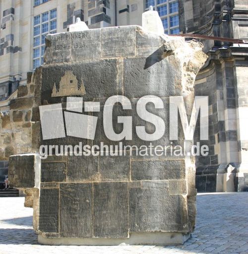 Überreste-alte-Kirche.jpg